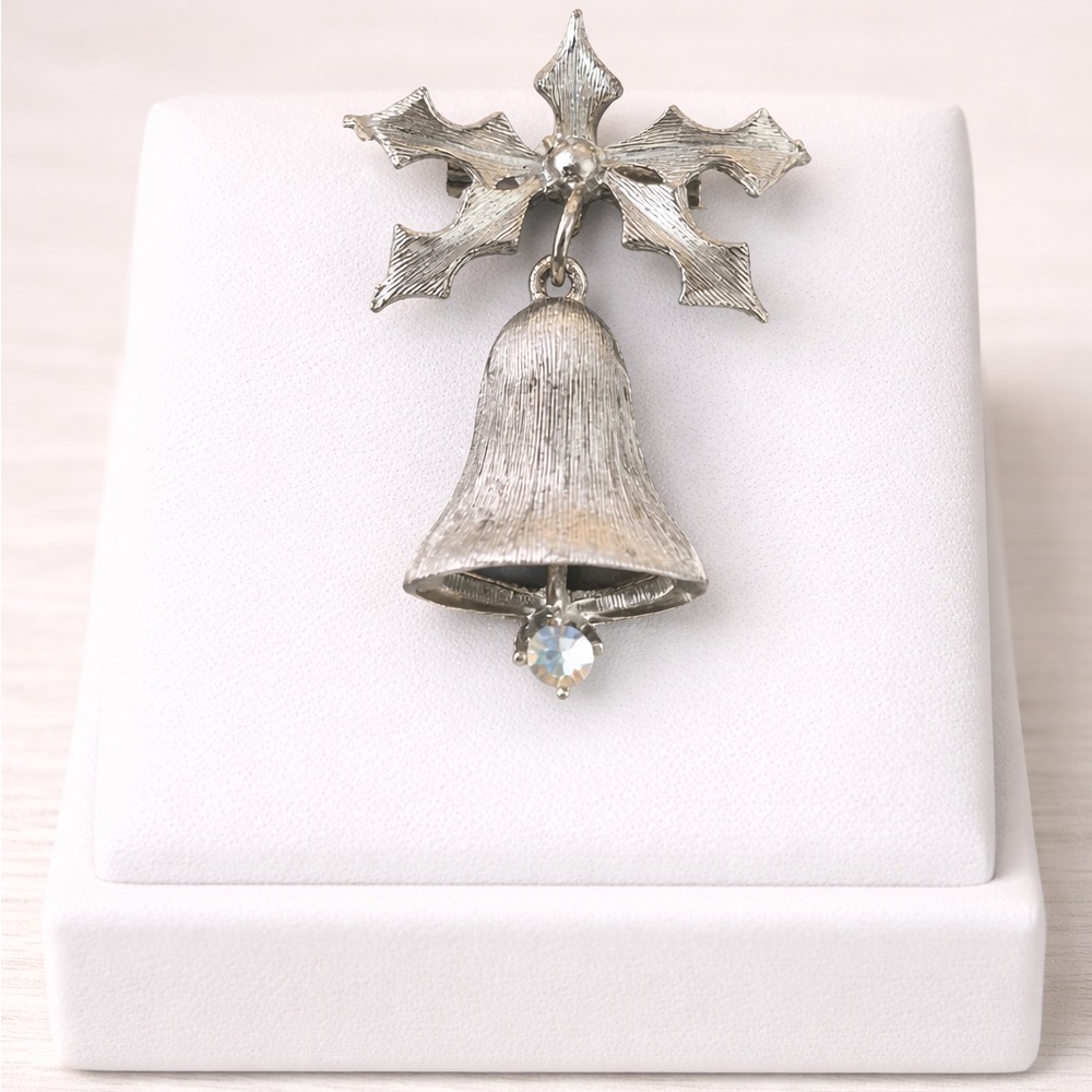 Vintage Signed DODDS Silver Tone Textured Holly and Bell Lapel Pin Brooch